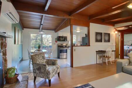 Blue Door Cottage 12 Miles To Yosemite Bbq オークハースト エクステリア 写真