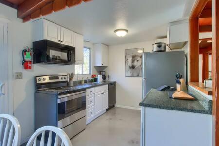 Blue Door Cottage 12 Miles To Yosemite Bbq オークハースト エクステリア 写真