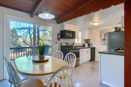 Blue Door Cottage 12 Miles To Yosemite Bbq オークハースト エクステリア 写真