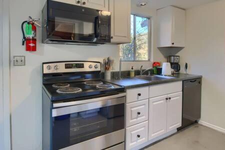 Blue Door Cottage 12 Miles To Yosemite Bbq オークハースト エクステリア 写真