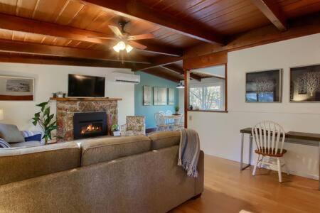 Blue Door Cottage 12 Miles To Yosemite Bbq オークハースト エクステリア 写真