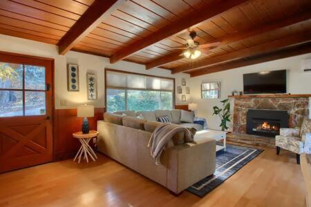 Blue Door Cottage 12 Miles To Yosemite Bbq オークハースト エクステリア 写真